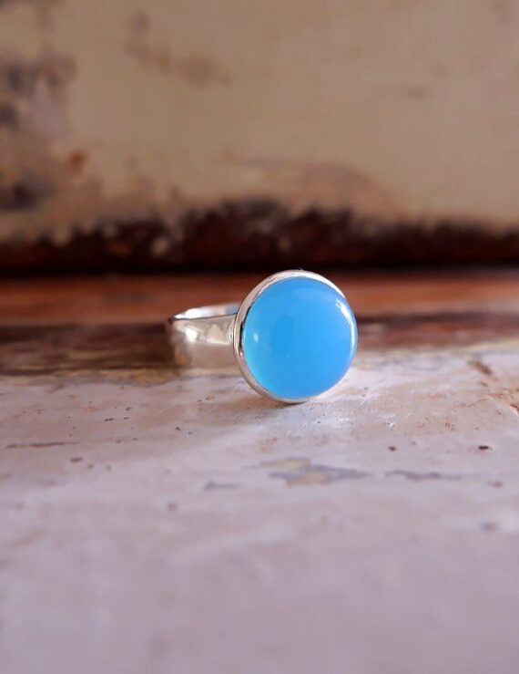 Zilveren ring met fel blauwe Chalcedoon