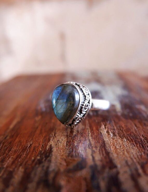 Zilveren ring met blauwe Labradoriet steen