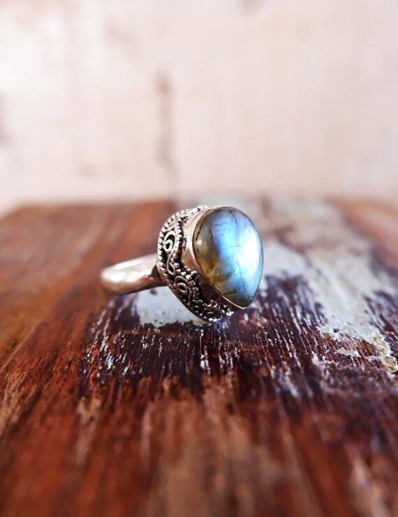 Zilveren ring met blauwe Labradoriet steen