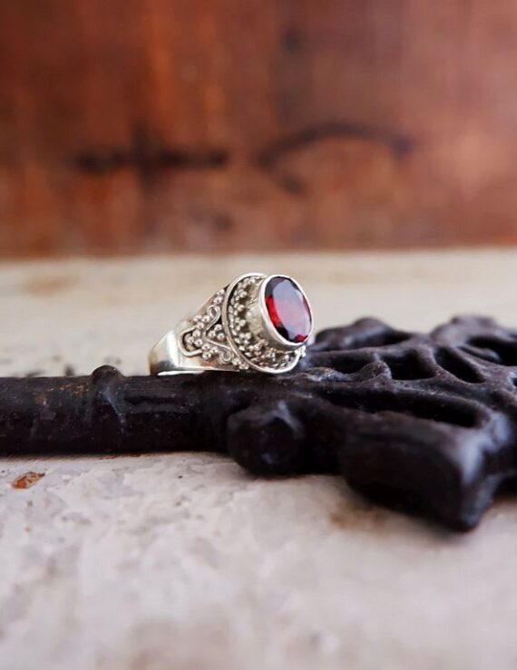 Zilveren ring met Granaat steen