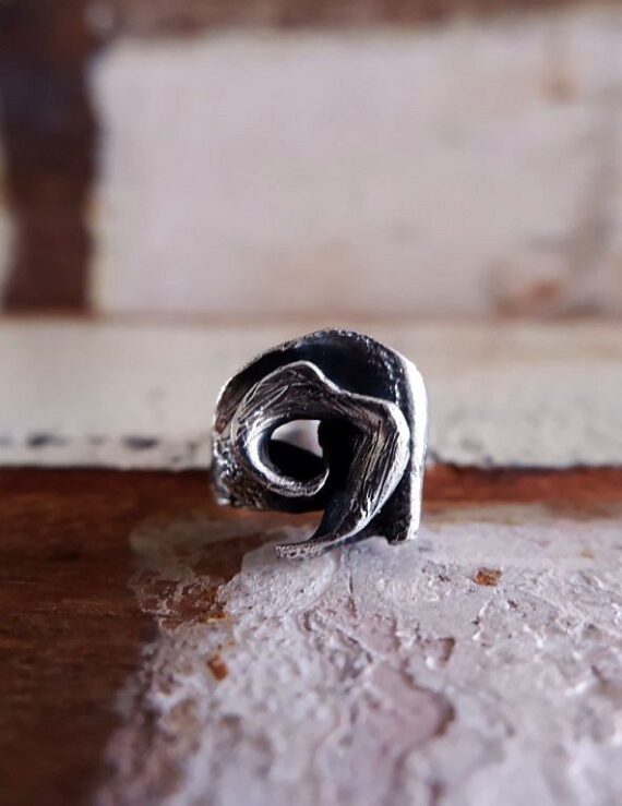 Grote zilveren ring met roos