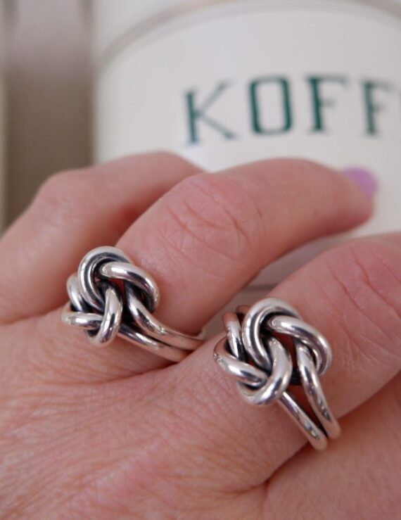Zilveren ring met dubbele knoop