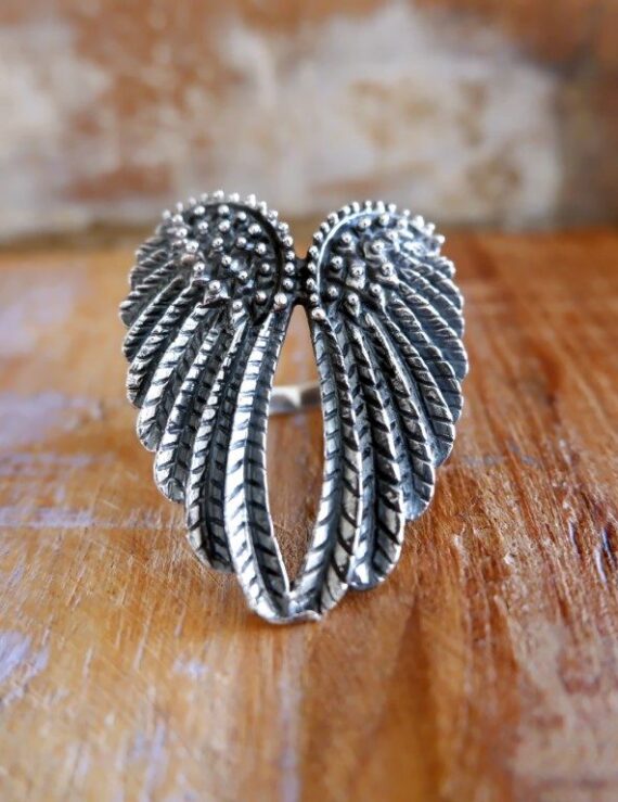 Grote zilveren ring met vleugels