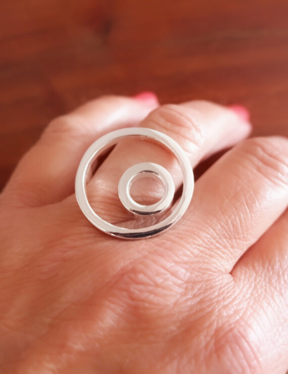 Zilveren ring met cirkels