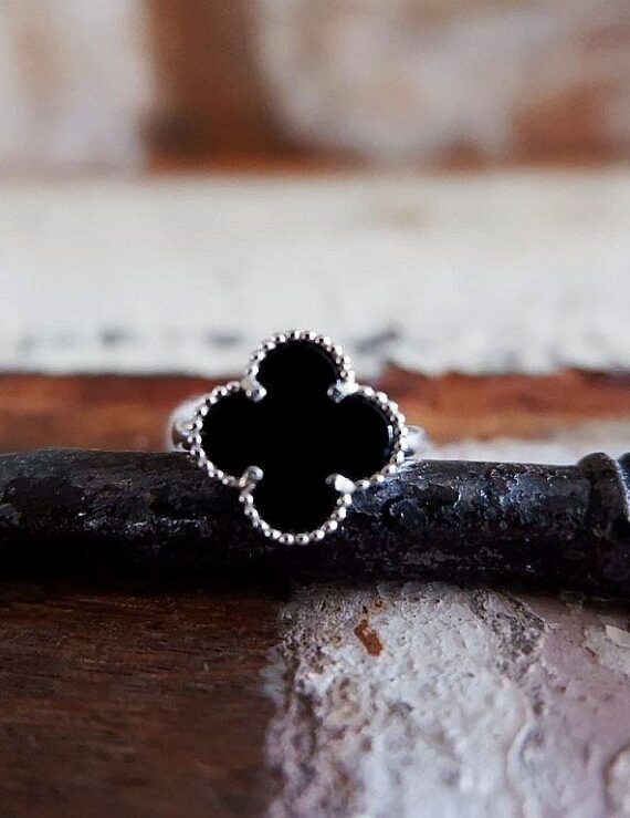 Ring met zwarte bloem
